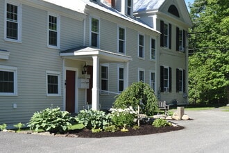 41 Main St, Unit Apt # A in Topsham, ME - Foto de edificio - Building Photo