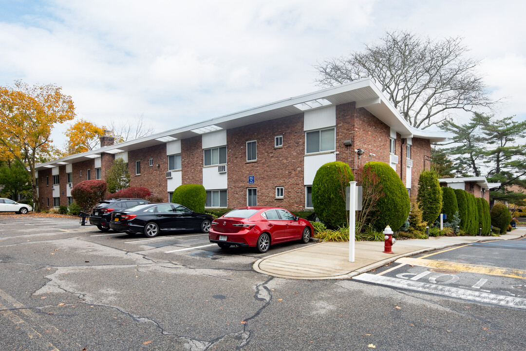 200 Lexington Ave in Oyster Bay, NY - Foto de edificio