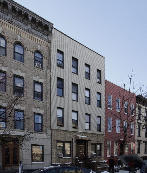 174 Kent St in Brooklyn, NY - Building Photo