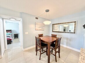 150 Santa Clara Dr in Naples, FL - Foto de edificio - Building Photo