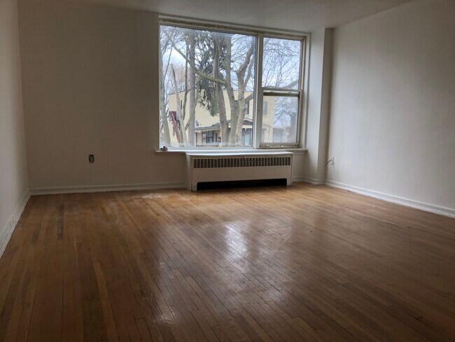 2407 Lake Shore Blvd W in Toronto, ON - Building Photo - Building Photo