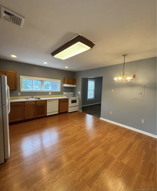 174 Jordan Ave in Oakville, CT - Building Photo - Building Photo