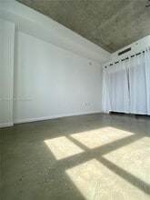 234 NE 3rd St, Unit LPH05 in Miami, FL - Building Photo - Building Photo