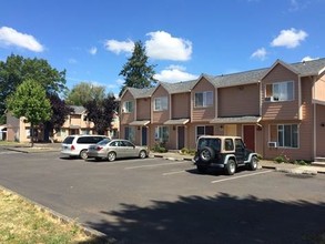 3050 2nd St in Hubbard, OR - Building Photo - Building Photo