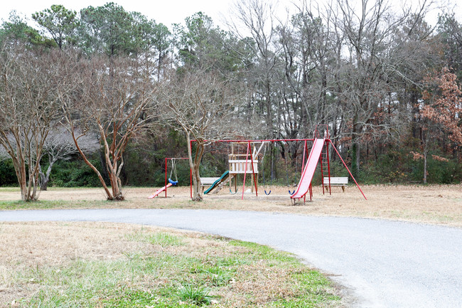 Claudia Apartments in Hayes, VA - Building Photo - Building Photo