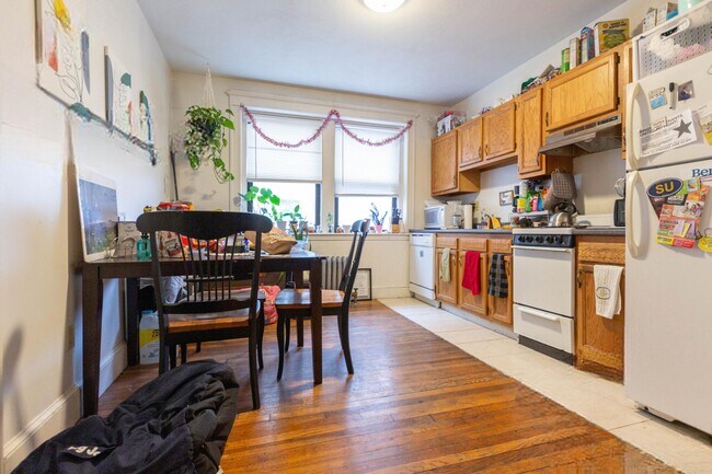 33 Egremont Rd, Unit 1 in Boston, MA - Foto de edificio - Building Photo