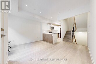 3069 Pharmacy Ave in Toronto, ON - Building Photo - Building Photo