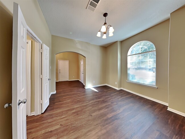 913 Almond St in Baytown, TX - Foto de edificio - Building Photo