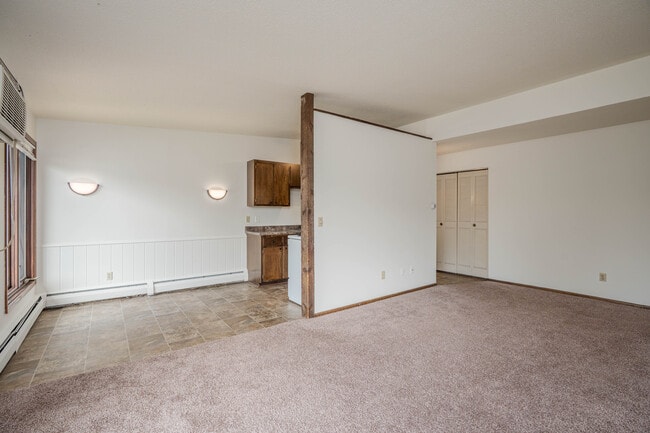 Cedar Crest Apartments in Bloomington, MN - Foto de edificio - Interior Photo