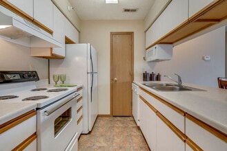 Pine Lake Heights Apartments in Lincoln, NE - Foto de edificio - Building Photo
