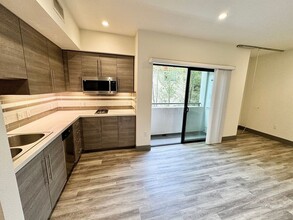 3743 Midvale Ave, Unit 203 in Los Angeles, CA - Foto de edificio - Building Photo