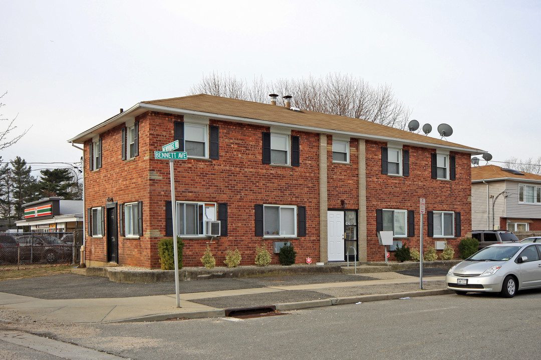 2420 Bennett Ave in North Bellmore, NY - Building Photo