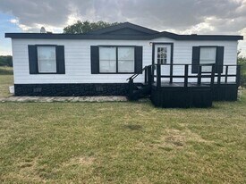 9057 Odneal Rd W in Krum, TX - Building Photo