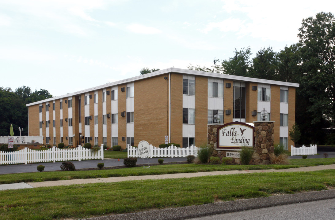 Falls Landing in Cuyahoga Falls, OH - Foto de edificio