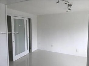 4242 SW 98th Ave in Miami, FL - Building Photo - Building Photo