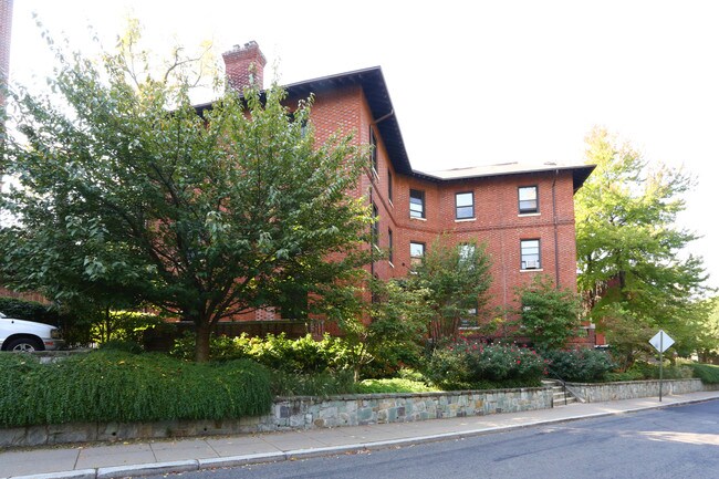 2852 Ontario Rd NW in Washington, DC - Building Photo - Building Photo