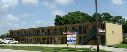 Pinehurst Apartments in Ft. Myers, FL - Building Photo - Building Photo