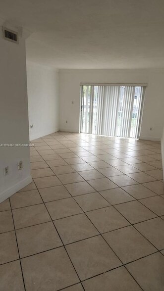8475 SW 94th St, Unit 205E in Miami, FL - Building Photo