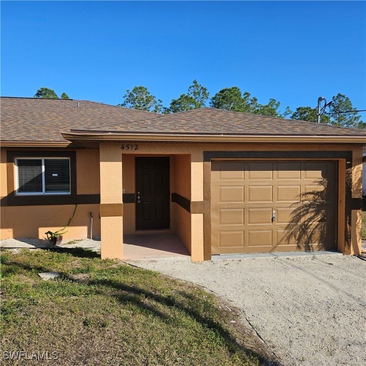 4512 Douglas Ln in Lehigh Acres, FL - Building Photo