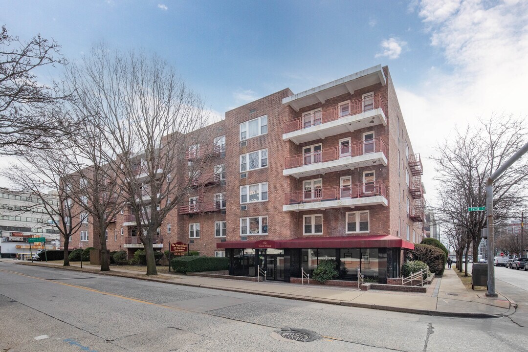 The Town House in Mineola, NY - Building Photo