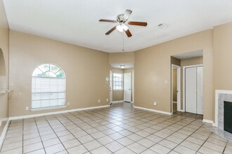 2215 Hazyknoll Ln in Houston, TX - Building Photo - Building Photo