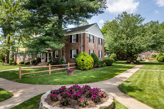 Garfield Park Apartments in Bound Brook, NJ - Foto de edificio - Building Photo