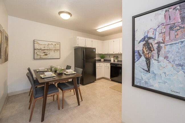 River Pointe in Sacramento, CA - Building Photo - Building Photo