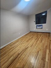 92-35 53rd Ave, Unit 4 in Queens, NY - Foto de edificio - Building Photo