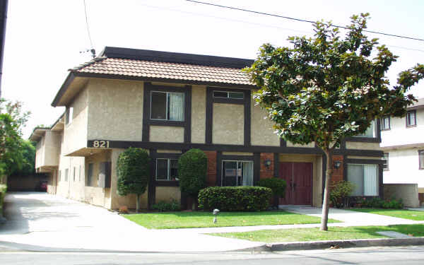 821 N Monterey St in Alhambra, CA - Foto de edificio - Building Photo