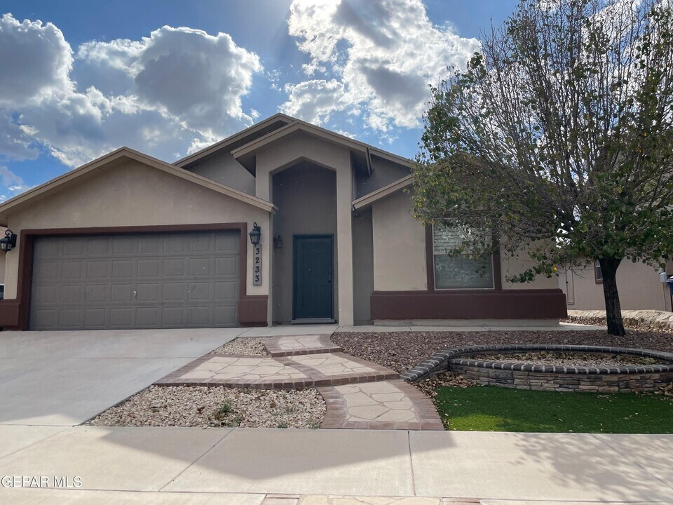 3233 Muddy Point Ln in El Paso, TX - Building Photo