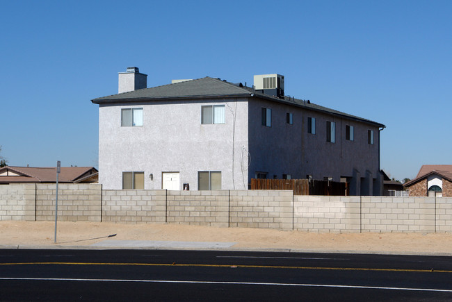 13757 Greenwood Pl in Victorville, CA - Building Photo - Building Photo