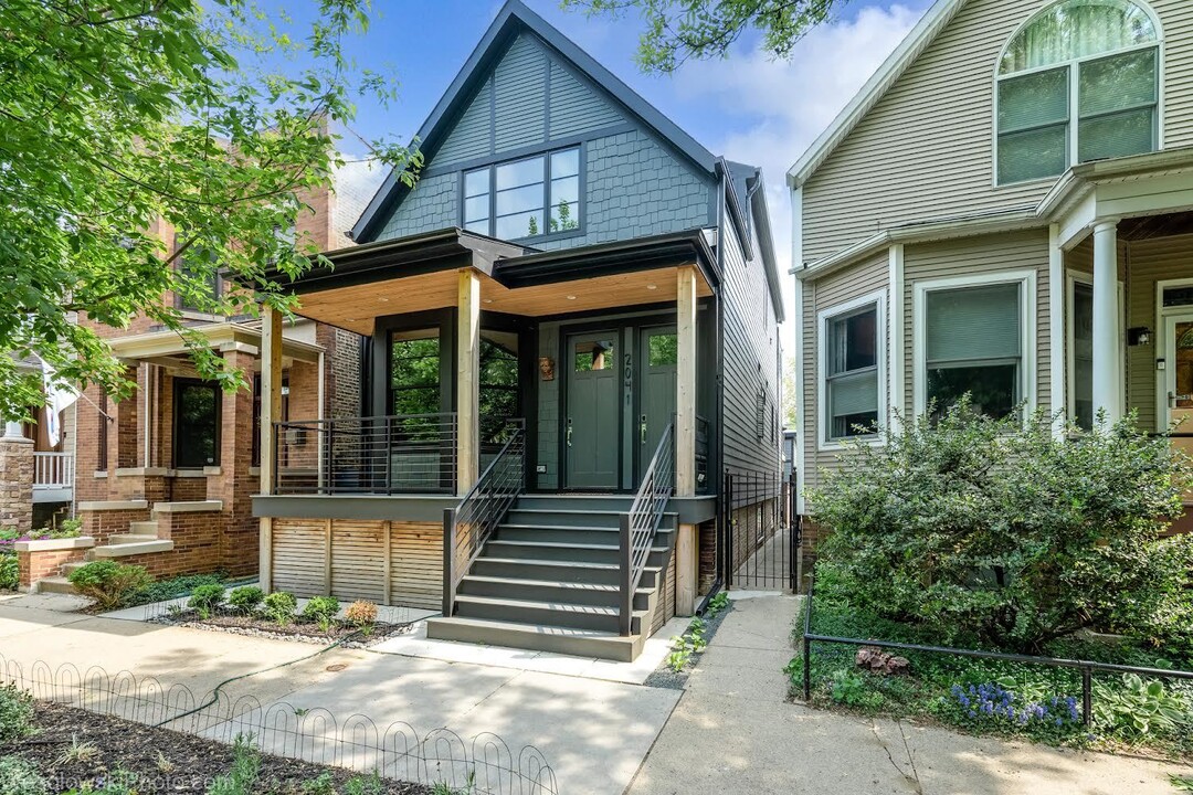 2041 W Cuyler Ave in Chicago, IL - Building Photo