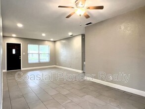 2489 Del Rio Way in Dunedin, FL - Building Photo - Building Photo