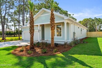 7021 N Lagoon Dr in Panama City, FL - Building Photo - Building Photo