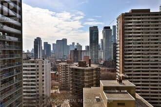 55 Charles St E in Toronto, ON - Building Photo - Building Photo