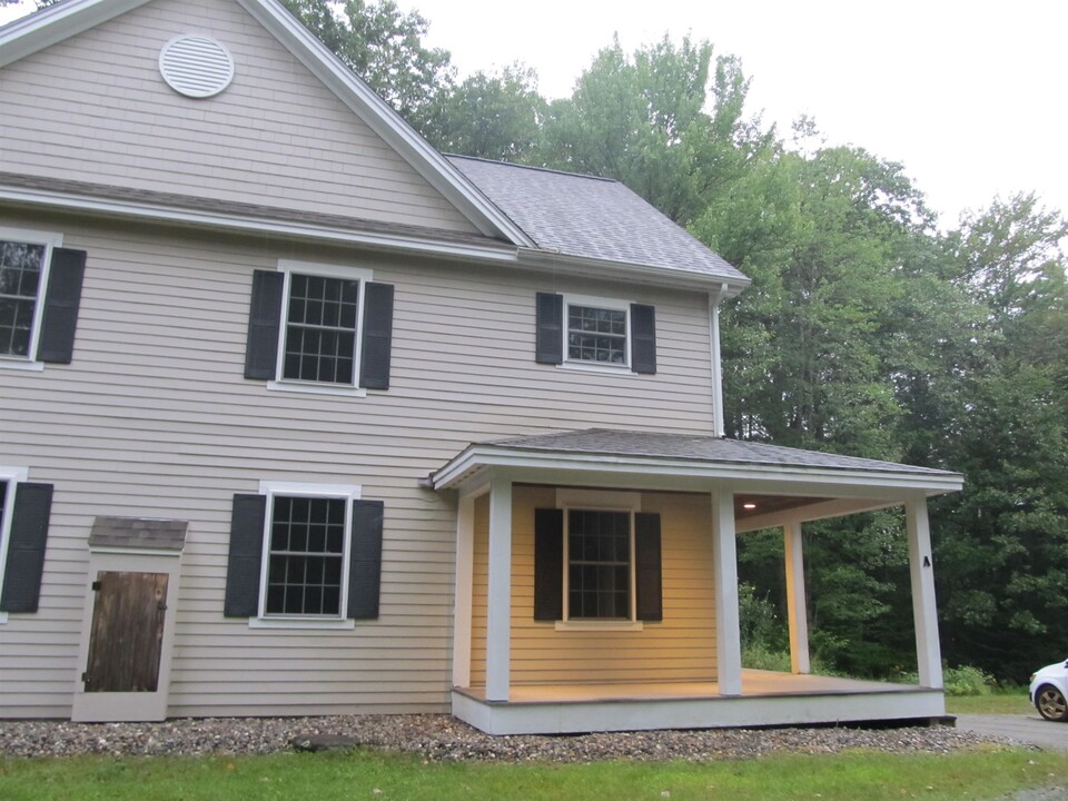 562 New Hampshire Rte 103 in Sunapee, NH - Foto de edificio