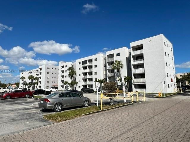 8075 NW 7th St in Miami, FL - Building Photo - Building Photo