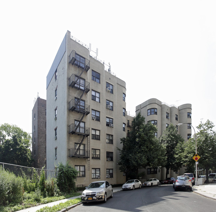 185 E 206th St in Bronx, NY - Building Photo