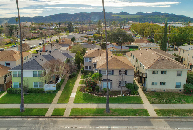 956 W Glenoaks Blvd in Glendale, CA - Foto de edificio - Building Photo