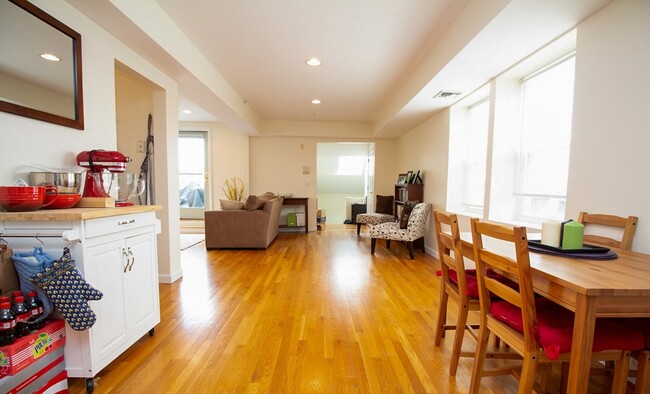 305 Washington St, Unit #1 in Brookline, MA - Building Photo - Building Photo