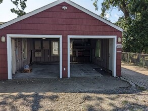 188 Little East Neck Rd in West Babylon, NY - Building Photo - Building Photo