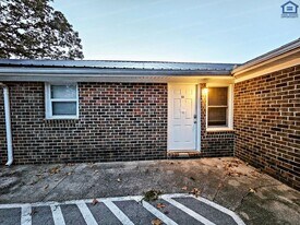 702 Couch St in McMinnville, TN - Building Photo