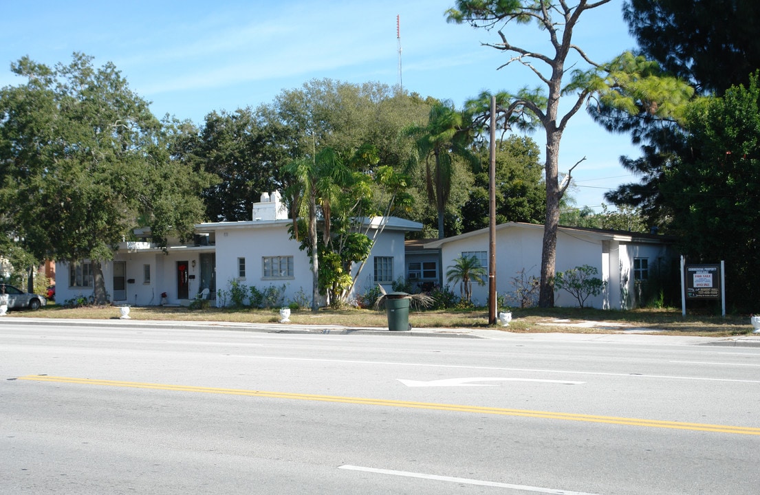 350 Clearwater-Largo Rd in Largo, FL - Building Photo