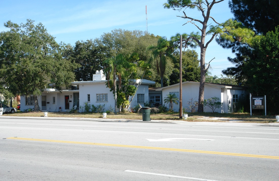 350 Clearwater-Largo Rd in Largo, FL - Foto de edificio