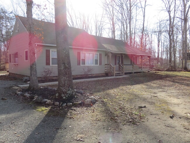 4261 Old Buckingham Rd in Powhatan, VA - Foto de edificio - Building Photo