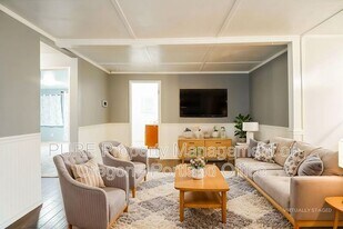 13930 SE Bush St in Portland, OR - Building Photo