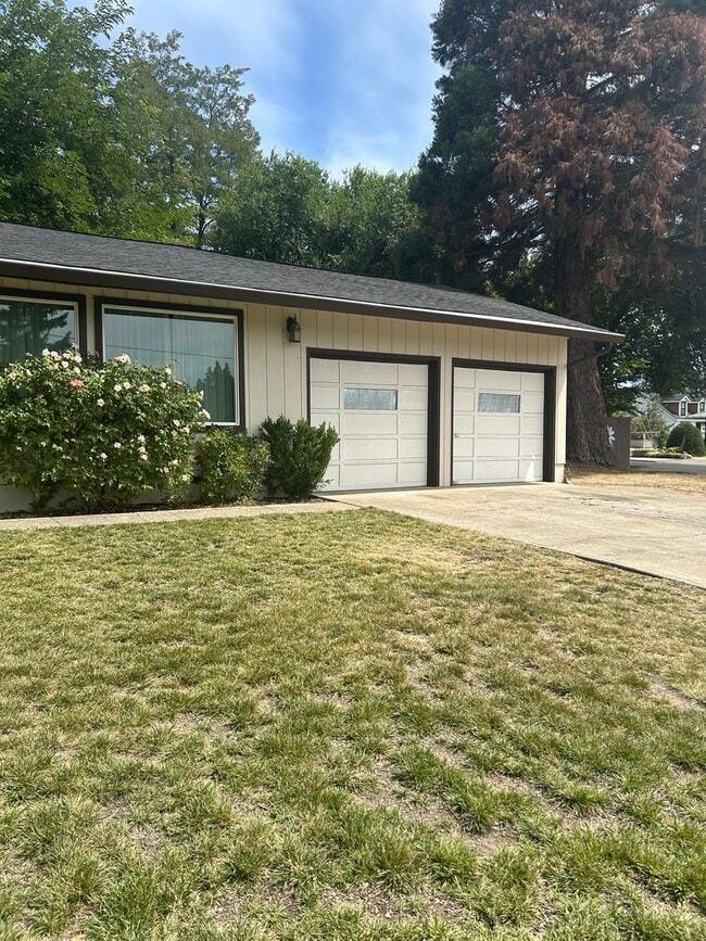 365 Lindero Ave in Medford, OR - Building Photo - Building Photo