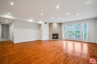 1517 S Bentley Ave in Los Angeles, CA - Building Photo