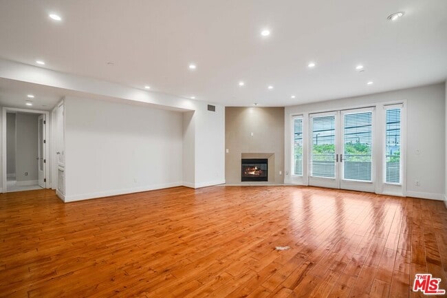 property at 1517 S Bentley Ave