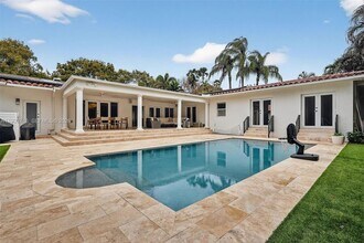 3258 Riviera Dr in Coral Gables, FL - Foto de edificio - Building Photo